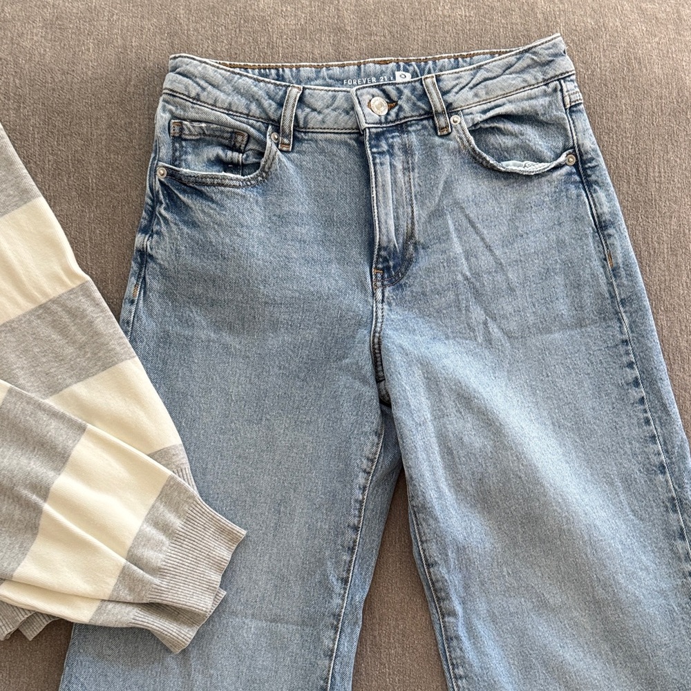 Forever 21 mid-rise wide leg jeans. Size 24.